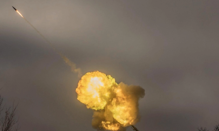 ลูกปืนใหญ่ไทย 155 มม. พุ่งแหวกอากาศกลางคืน แสดงศักยภาพทหารสมัยใหม่